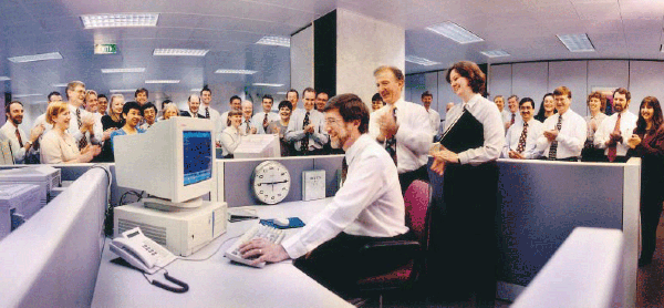 Many of the staff who had been involved in the RTGS project were on hand to witness the new system going ‘live’ on 22 June 1998, launched by Deputy Governor Graeme Thompson, assisted by Bill Hands and Nola McMillan.